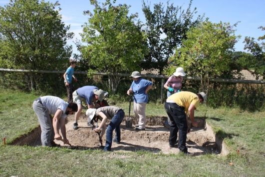 A sterling effort by all concerned on a small trench in front of the barrow mound. Sadly, it proved to be featureless.